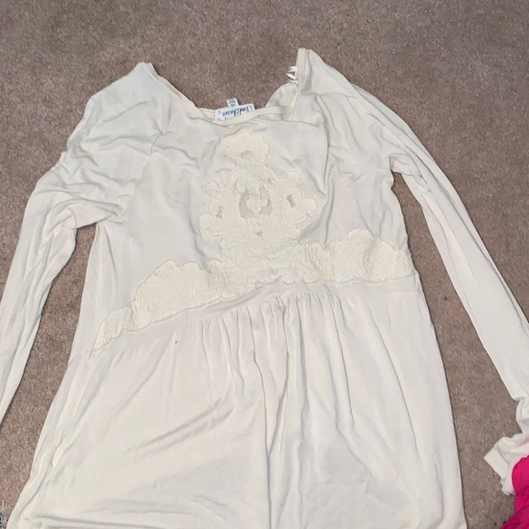 Off white cute blouse with design on back - Picture 2 of 2